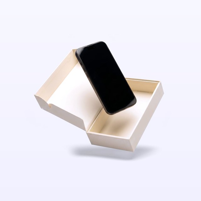 iPhone über einer offenen Versandbox